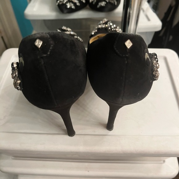 Sam Edelman Black Suede Heels with Bee Embel.8.5 - Picture 4 of 7